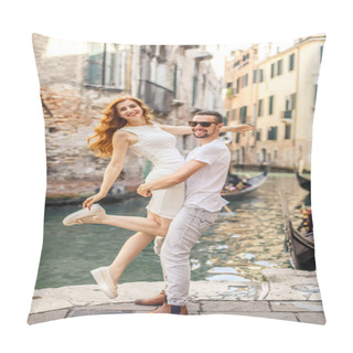 Personality  Young Man Raises His Girlfriend Up Above The Quay Of Canal In Venice Pillow Covers