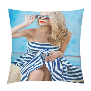 Personality  Summer Portrait Of A Woman In A Straw Hat Pillow Covers