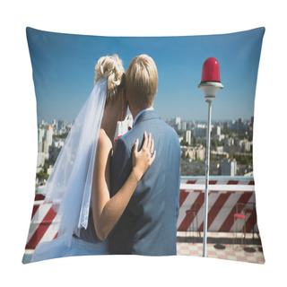 Personality  Just Married Couple Standing On Roof Top And Looking At The City Pillow Covers