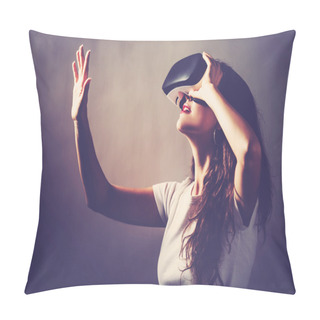 Personality  Woman Using Virtual Reality Headset Pillow Covers