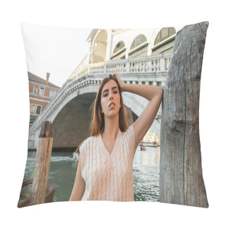 Personality  Redhead Woman Looking At Camera Near Wooden Piling And Rialto Bridge In Venice Pillow Covers
