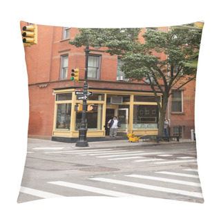 Personality  NEW YORK, USA - OCTOBER 11, 2022: Cafe On Corner Of Building And Tree On Urban Street In Manhattan  Pillow Covers