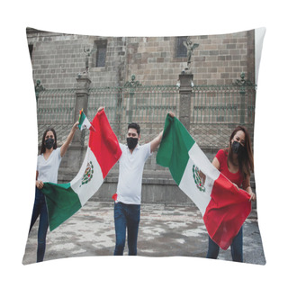 Personality  Mexican People With Flag And Face Mask In Mexican Independence Day In Mexico Pillow Covers