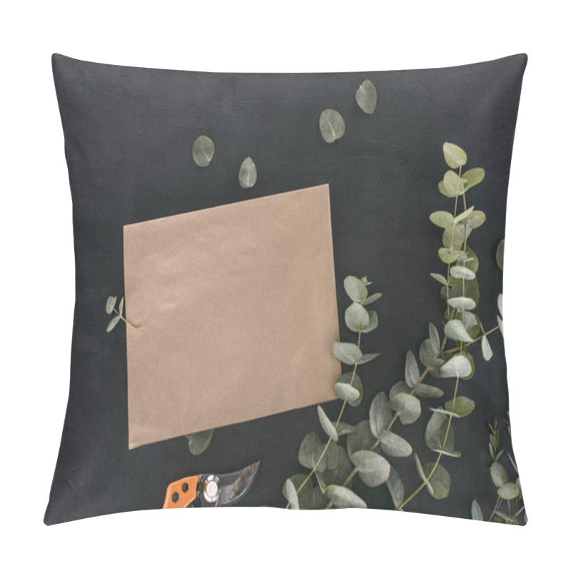 Personality  top view of blank paper envelope with garden shears and eucalyptus branches over black background pillow covers