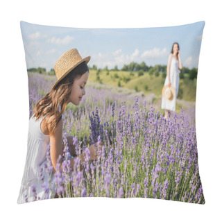 Personality  Girl In Straw Hat Looking At Blooming Lavender Near Mother On Blurred Background Pillow Covers