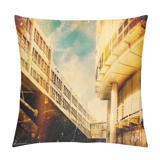 Personality  Distressed Vintage Grungy Photo Of Architecture Pillow Covers