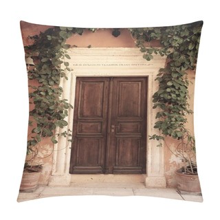 Personality  Wooden Door Of An Ancient House Pillow Covers