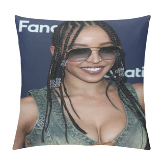 Personality  American Singer-songwriter Tinashe Jorgensen Kachingwe Arrives At Michael Rubin's Fanatics Super Bowl Party 2022 Held At 3Labs On February 12, 2022 In Culver City, Los Angeles, California, United States.  Pillow Covers