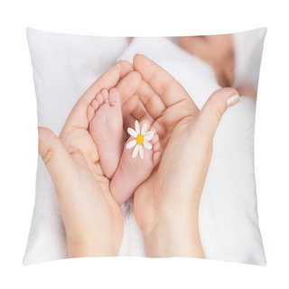 Personality  Lovely Infant Foot With Little White Daisy Pillow Covers