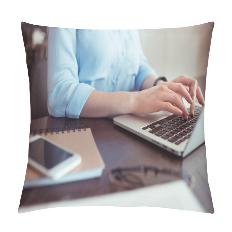 Personality  businesswoman using laptop pillow covers