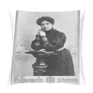 Personality  Vintage Photo Of Women Pillow Covers