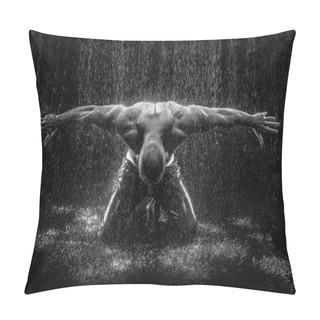 Personality  Very Muscular Handsome Athletic Man In The Rain Pillow Covers