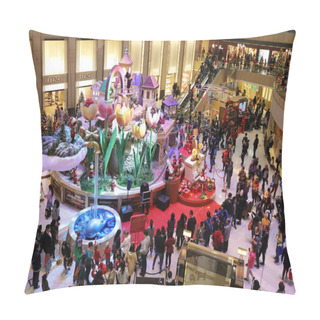 Personality  The Central Of Big Shopping Mall Xmas Event Pillow Covers