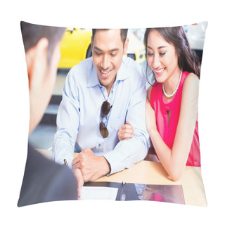 Personality  Couple Signing Sales Contract For Car At Dealership Pillow Covers