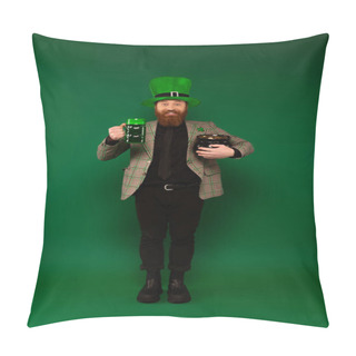 Personality  Happy Bearded Man In Hat With Clover Holding Glass Of Beer And Pot With Coins On Green Background  Pillow Covers