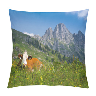Personality  Brown Milk Cow Lying In Green Meadow Pillow Covers
