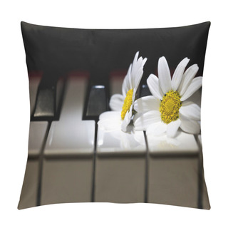 Personality  White Daisy Flower On Piano Keys Pillow Covers