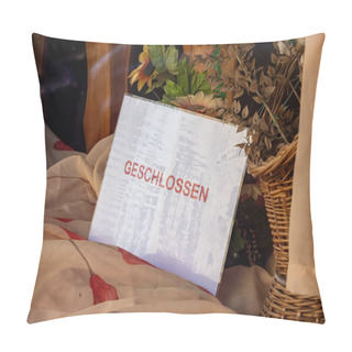 Personality  Closed Sign In A Shop In German Pillow Covers
