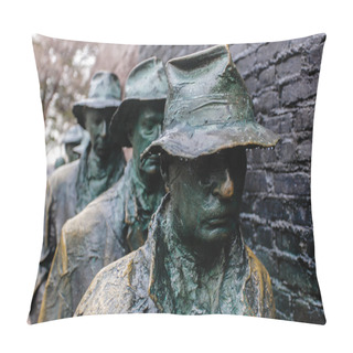 Personality  Hunger Sculpture Of Breadline Pillow Covers