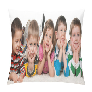 Personality  Five Children Lying On The Carpet Pillow Covers