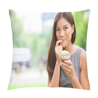 Personality  Cupcake - Woman Eating Cupcakes In New York Pillow Covers