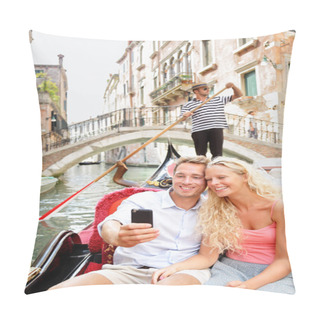 Personality  Travel Couple In Venice On Gondole Ride Romance Pillow Covers