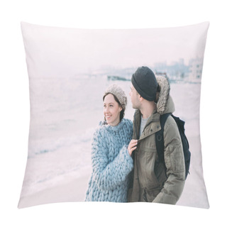 Personality  Smiling Couple Hugging And Walking On Winter Seashore Pillow Covers