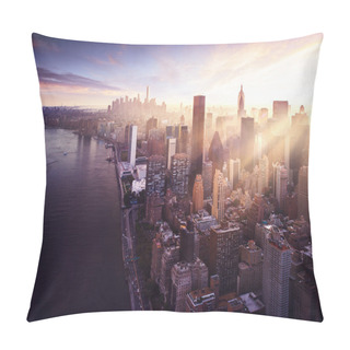 Personality  New York City - Beautiful Colorful Sunset Over Manhattan Fit Sunbeams Between Buildings Pillow Covers