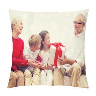 Personality  Smiling Grandparents And Grandchildren With Gift Pillow Covers