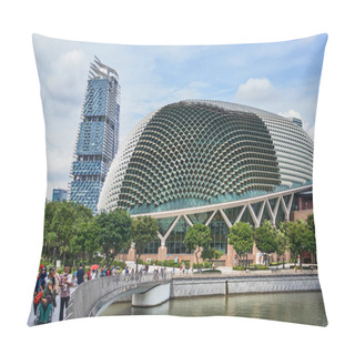 Personality  SINGAPORE - NOBEMBER 28, 2017: Esplanade View From The Bridge Pillow Covers