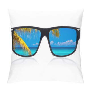 Personality  Sunglasses With Reflections Of A Tropical Beach Pillow Covers