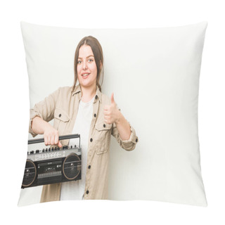 Personality  Young Curvy Woman Holding A Retro Radio Smiling And Raising Thumb Up Pillow Covers