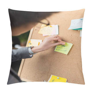 Personality  Blurred African American Businesswoman Attaching Sticky Note On Board   Pillow Covers