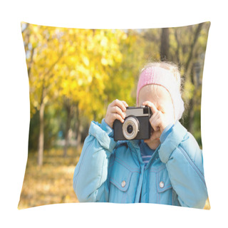 Personality  Small Girl Taking A Photograph Pillow Covers