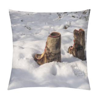 Personality  Scandinavian Winter Sami Boots In The Snow On A Sunny Day Pillow Covers
