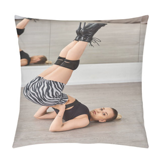 Personality  A Graceful Dancer Displaying Strength And Control As She Balances With Legs In A Perfect Line Pillow Covers