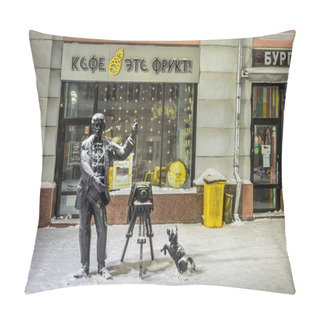 Personality  Sculpture Of A Photographer  In Nizhny Novgorod Pillow Covers