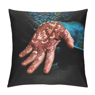 Personality  Henna, Mehendi On A Bride's Hand - Fun Square Pillow Covers
