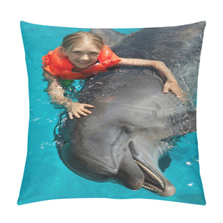 Personality  Little Smiling Girl Swimming With The Dolphin Pillow Covers