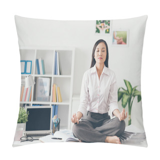 Personality  Female Office Worker Meditating Pillow Covers