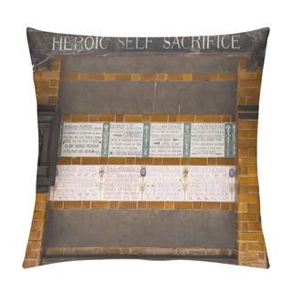 Personality  Memorial To Heroic Self Sacrifice In London Pillow Covers