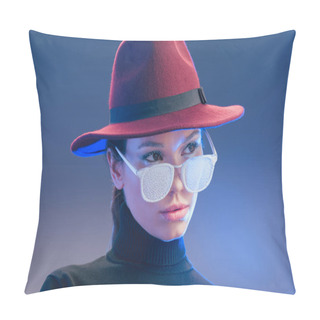 Personality  Woman In Wide-brimmed Hat And Sunglasses Pillow Covers