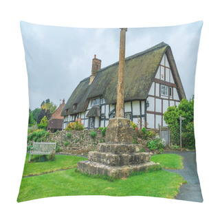 Personality  ASHTON-UNDER-HILL UK - SEPTEMBER 22, 2019: The Iconic Village Cross And A Thatched Cottage In Ashton-under-Hill, Wychavon District Of Worcestershire. The Village Lies On The East Side Of Bredon Hill Pillow Covers