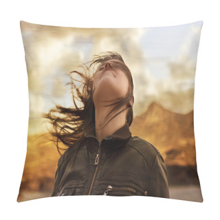 Personality  Woman In The Wind Pillow Covers