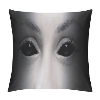 Personality  Close Up Of Evil Female Eyes Pillow Covers