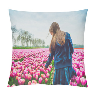 Personality  Adorable Little Girl Playing With Flowers On A Tulip Farm Pillow Covers