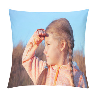 Personality  The Little Girl Looks Away Pillow Covers