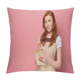 Personality  A Red-haired Girl In An Apron Stands On A Pink Background In Half A Turn, Holds A Notebook In Her Hands And Looks At The Camera Pillow Covers
