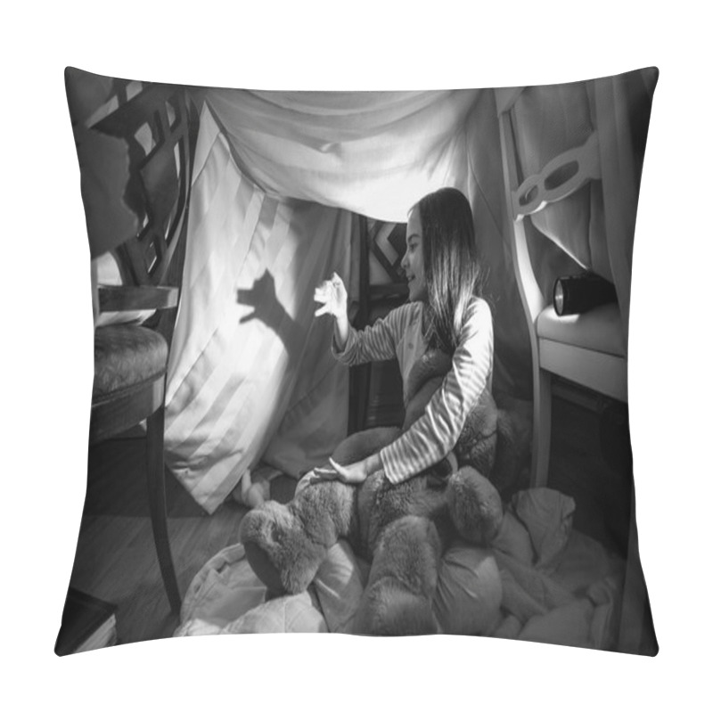 Personality  Cute Girl Making Shadow Of Dog With Hands And Flashlight Pillow Covers