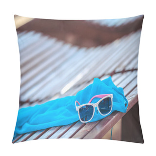 Personality  Reflecting Sunglasses On The Beach Pillow Covers
